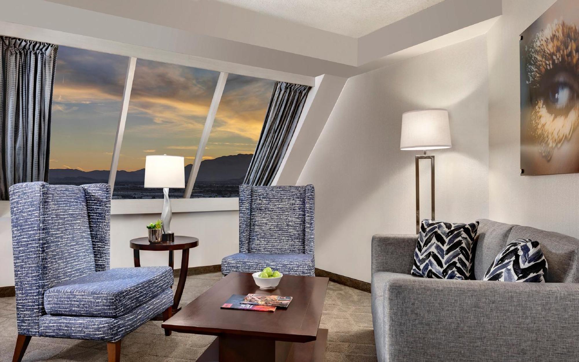 Suíte de Canto Pyramid com 2 Camas Queen-size
